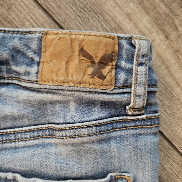 AMERICAN EAGLE Light Wash Denim Distressed Jean Shorts Size 2 - Picture 3 of 5